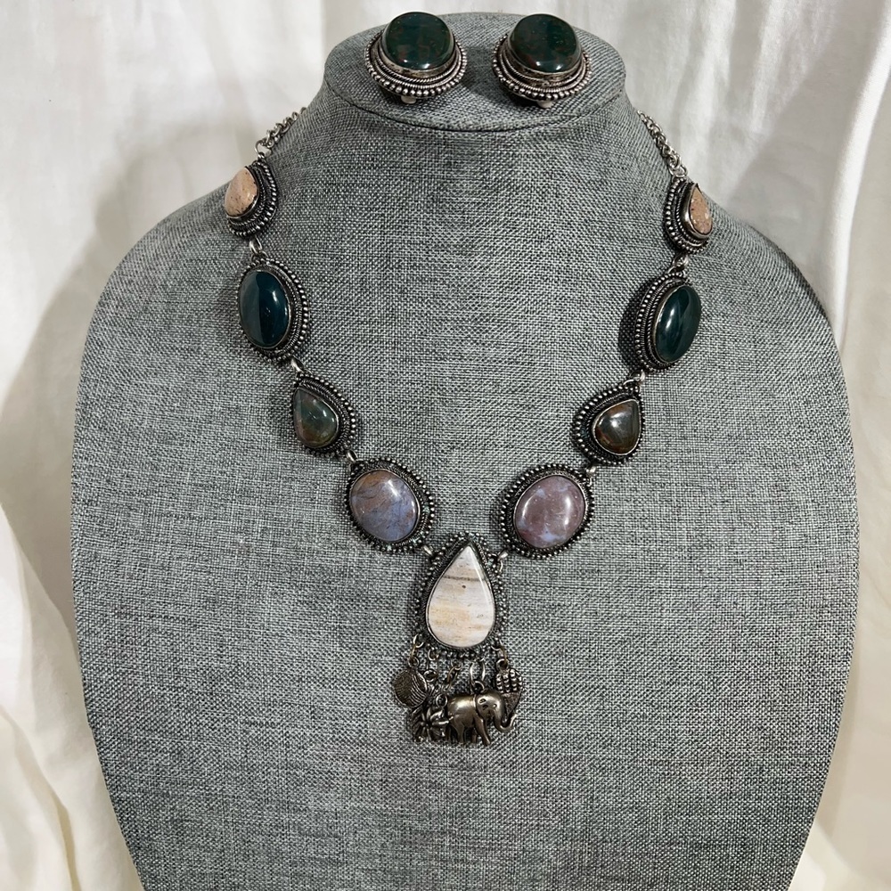 Silver-Tone Metal Agate Stones Form This Beautiful Necklace☑️